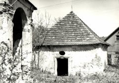 starší foto kaple a márnice