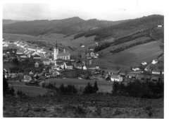 dobová pohlednice vsi s kostelem (vpravo)