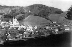 dobová pohlednice vsi s kostelem (ve stráni)