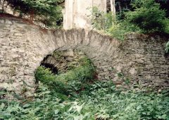 zpustošená studánka pod kostelem