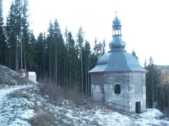 celkový pohled na kostel a dvě kaple křížové cesty