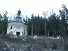celkový pohled na kostel a dvě kaple křížové cesty