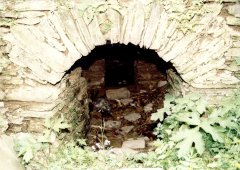 zpustošená studánka pod kostelem