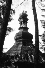 poškozená věž kostela