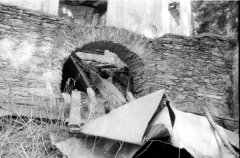 zpustošená studánka pod kostelem