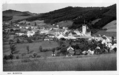 dobová pohlednice vsi s kostelem (vpravo ve svahu)