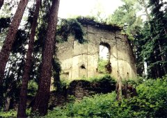 chátrající kostel