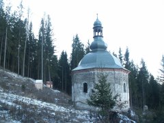 celkový pohled na kostel a dvě kaple křížové cesty