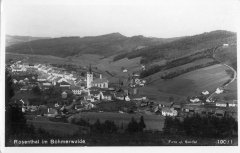 dobová pohlednice vsi s kostelem (vpravo)