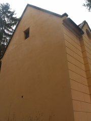 pohled zezadu zleva