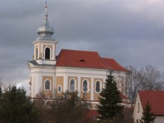 pohled zprava - opravená fasáda