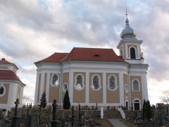 pohled zleva - opravená fasáda