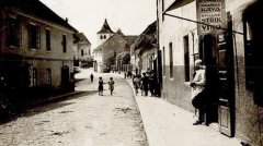 starší foto zvonice (v pozadí)