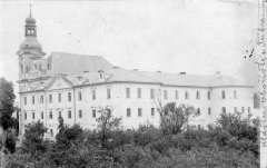 kostel na dobové pohlednici