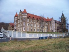 pohled na areál s kostelem v pozadí